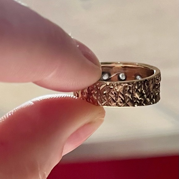 14K SOLID GOLD knurled / textured band ring with 3 inset diamonds - 7.7 mm. - Picture 3 of 4